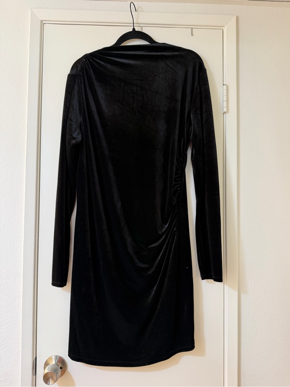 H&M Black Long-Sleeve Velvet Dress